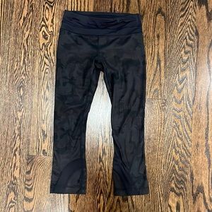 Lululemon size 2 cropped black camo leggings